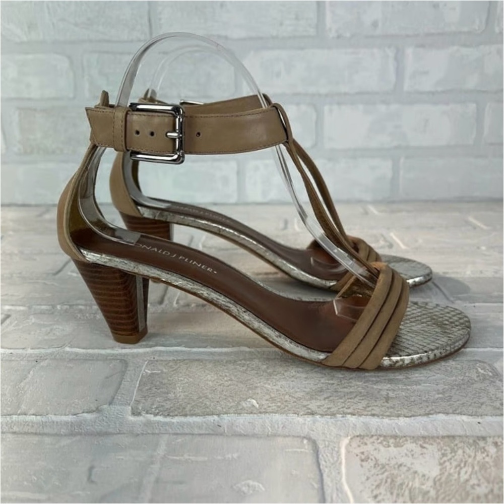 Donald J. Pliner “Viva” SZ 7.5Tan Silver 2.5” Heels with T-Strap Suede‎ Sandals
